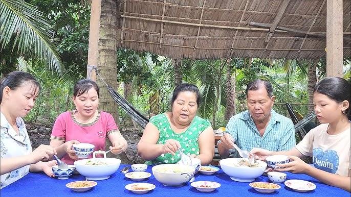 An bánh cạnh gia đình