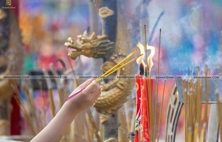 Nằm Mơ Thấy Ảnh Thờ Đánh Con Gì? Giải Mã Bí Ẩn