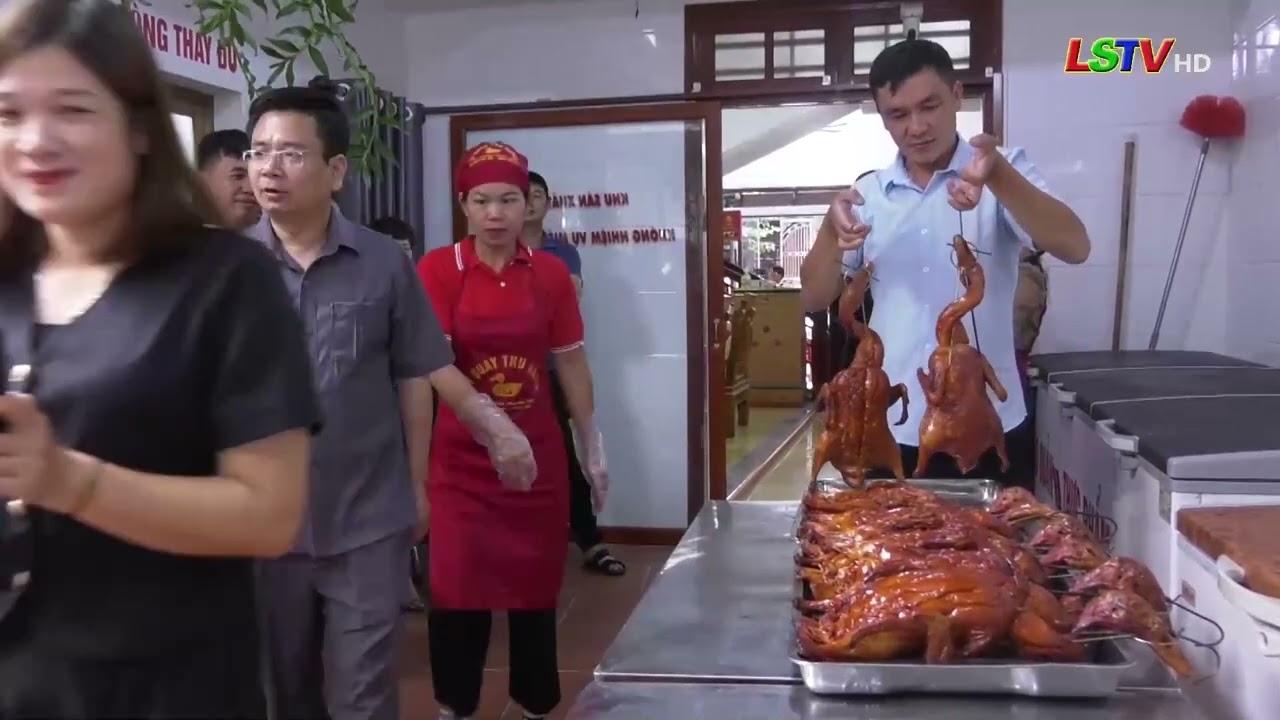 Dọn dẹp chuồng heo