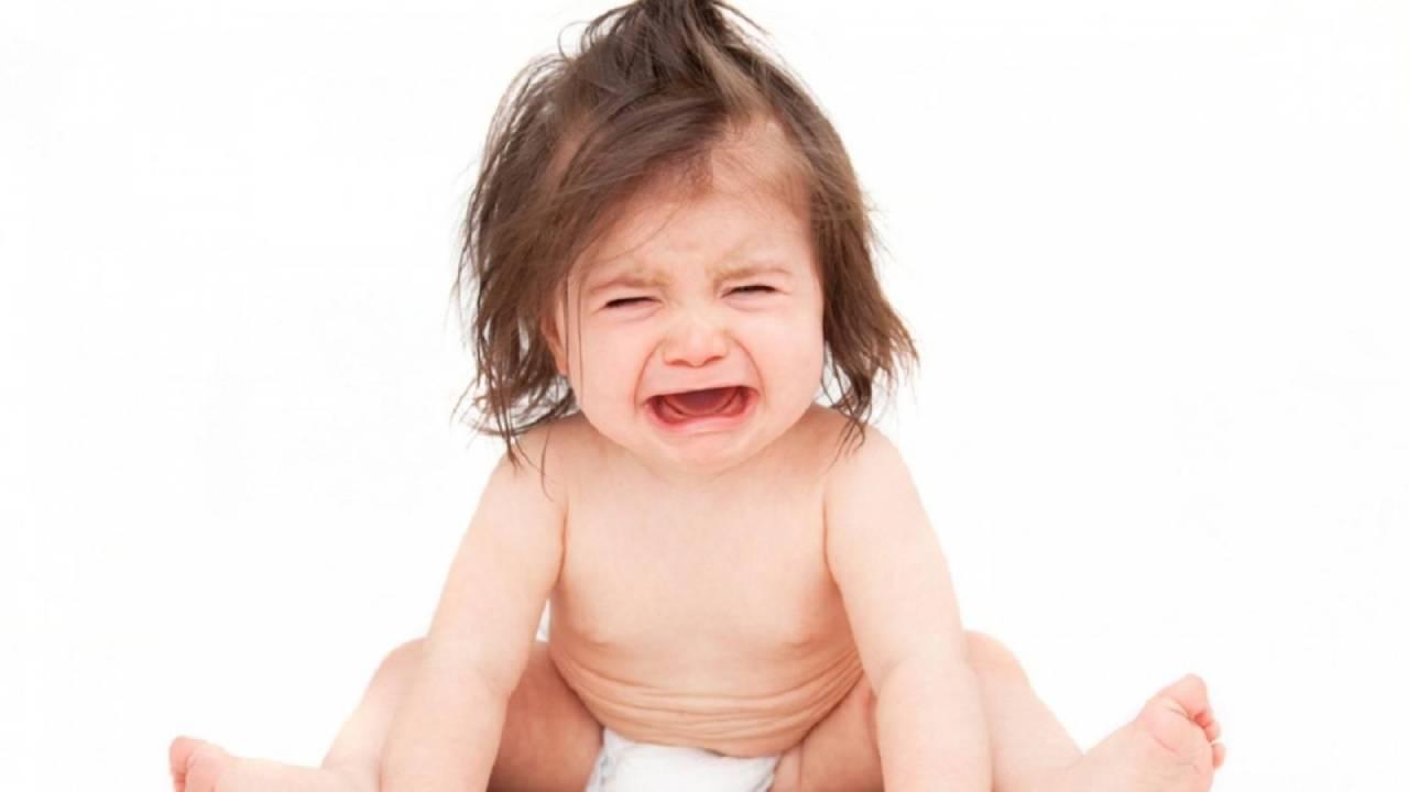Em bé mọc răng khóc