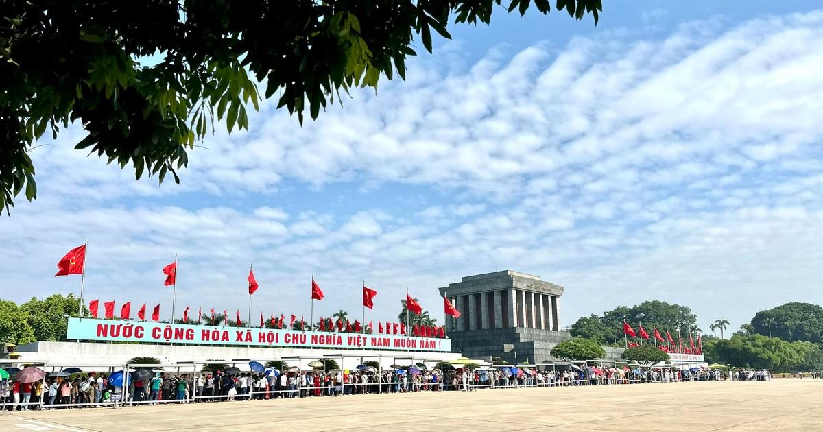 Nằm Mơ Thấy Tiền Đô Đánh Con Gì? Giải Mã Chi Tiết