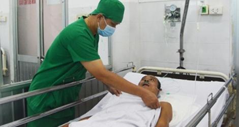Rắn lục cắn vào tay