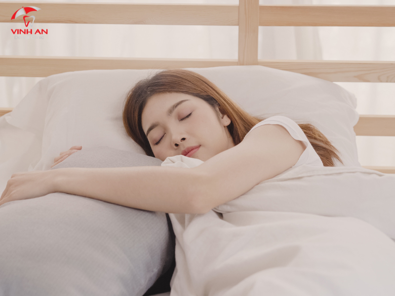Số đề liên quan đến giấc mơ con gái mọc răng