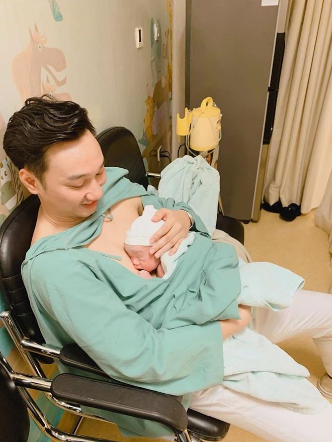 Vợ sinh đôi con trai khỏe mạnh